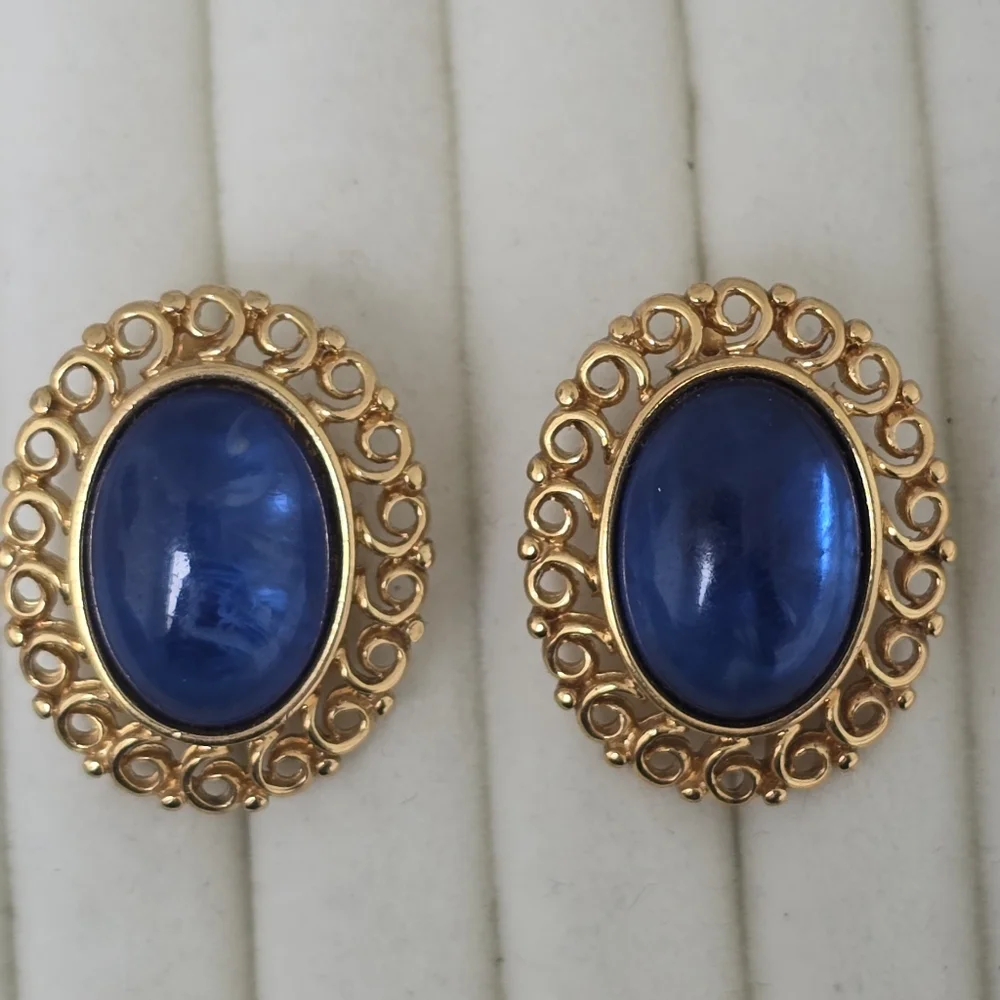 Vintage Trifari Blue Cabochon Earrings Gold Tone Filigree Oval Clip On | 60s 70s - Picture 2 of 7